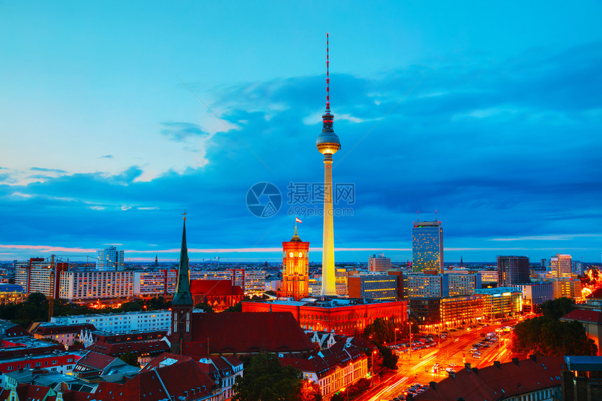 日落时德国柏林的空中环概览建筑学街道交通图片