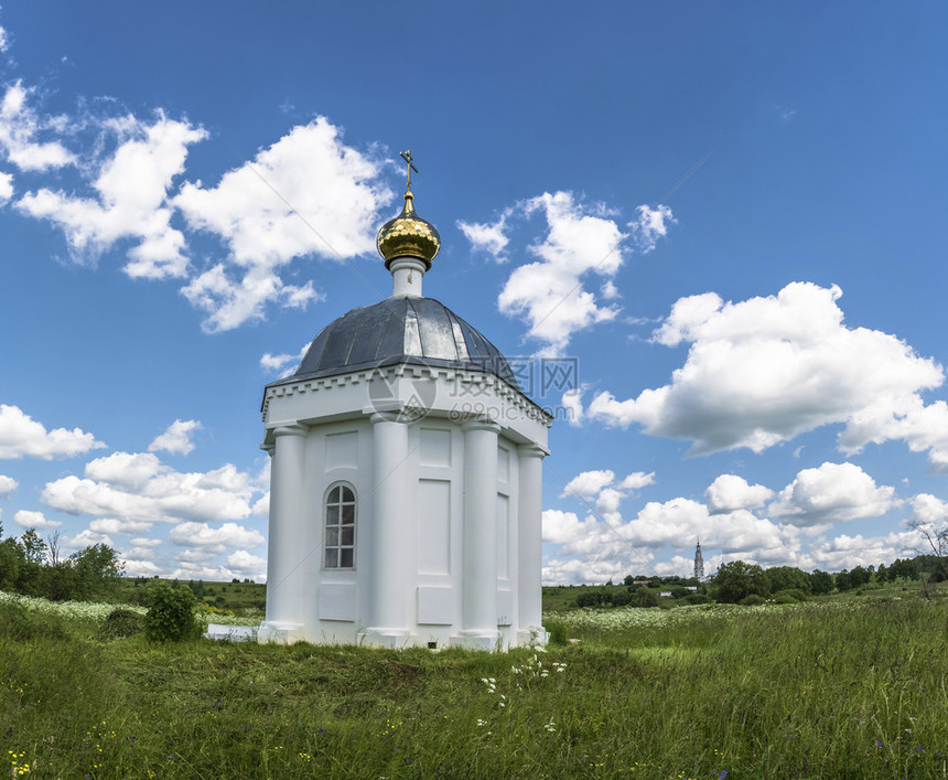 为纪念神之母亲Bogolyubskaya圣像的泉俄罗斯科托马地区Nerekhtsky区Teterino村叉云美丽的图片