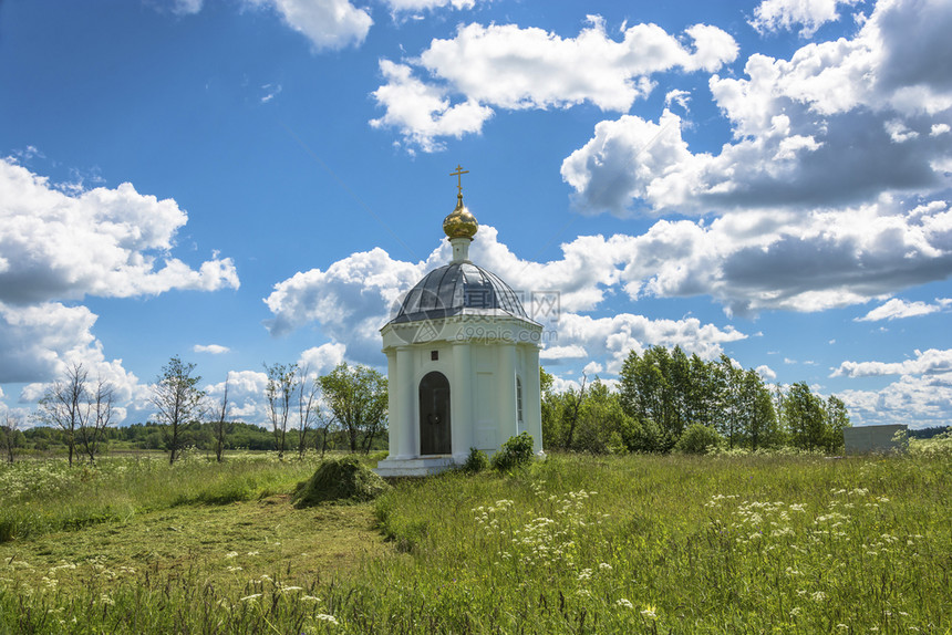 为纪念神之母亲Bogolyubskaya圣像的泉俄罗斯科托马地区Nerekhtsky区Teterino村涅列赫茨基泰特里诺绿色图片
