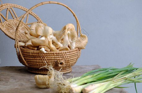 便宜的材料这种蔬菜是越南素食品的流行成分菜类食物中最受欢迎的配料鸡肉炒蛋丸蘑菇和木本底的柑橘柠檬草背景图片