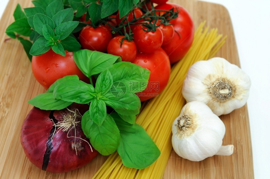 自然新鲜的药草和蔬菜以做意大利面包括红洋葱番茄西红柿巴尔牛干大蒜和意粉农民图片