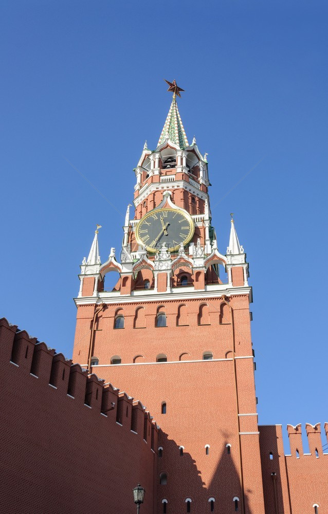 象征旅游建筑学Spaskaya塔和克里姆林宫墙在蓝色天空背景的上可见俄罗斯莫科红广场底部图片