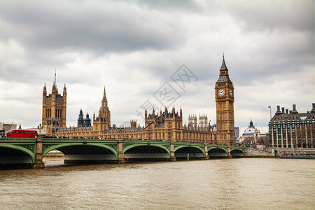 伦敦与伊丽莎白铁塔的概览在一个高播日旅行灰蒙英国图片