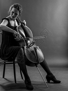 优雅的萨姆纳斯乐器一位美丽的女音乐家在播放大提琴黑白图像A的照片背景图片