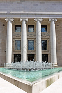 水国民在萨格勒布的克罗地亚银行前面喷泉新鲜的图片