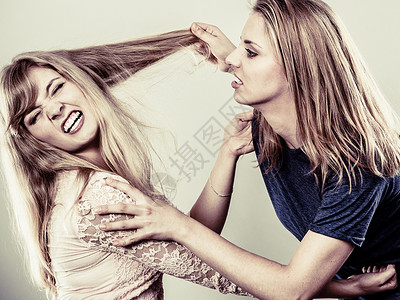 好斗的疯女人互相拉扯头发两个年轻女孩奋力打赢混战暴好斗的疯女人互相打架竞赛狂怒图片