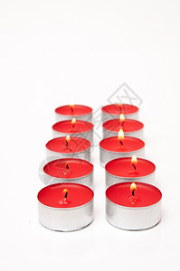 圣诞节白色背景的红蜡烛生日庆典图片