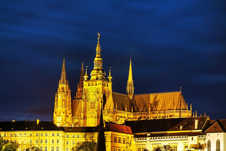 布拉格城堡在夜幕间关门了历史的旅行发光图片
