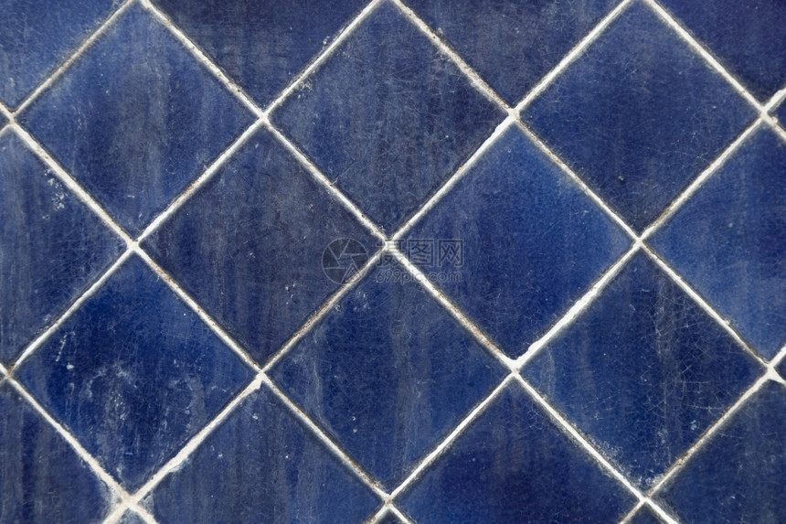 材料墙纸建造在壁水和泥土污点上形成蓝色平方瓦图片