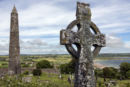 爱尔兰语多于一种爱尔兰Waterford县Ardmore大教堂和圆塔的废墟爱尔兰Waterford县位于Ardmore村上方一座山丘有3背景