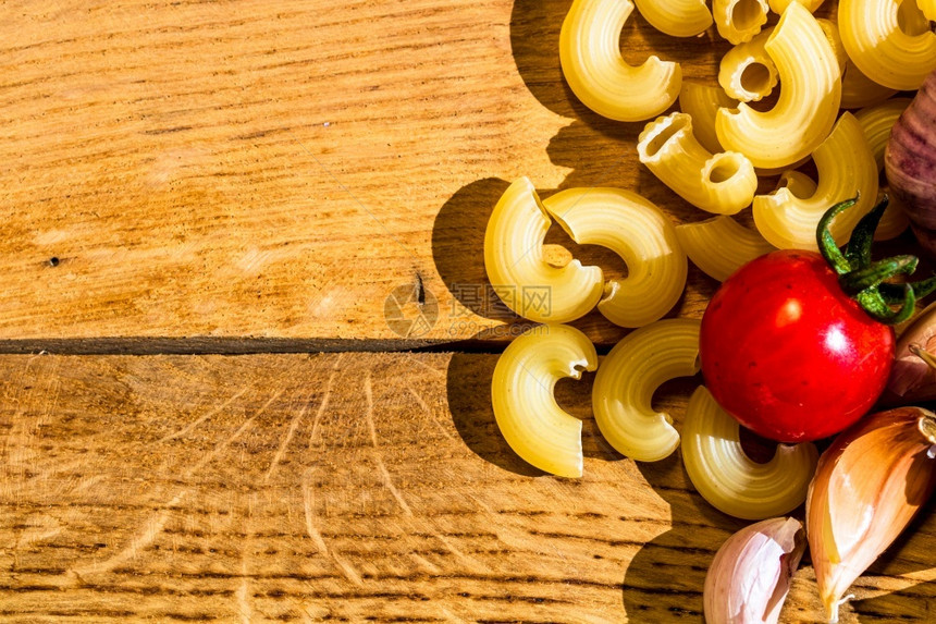 木制的绿色桌上意大利食品成分的烹饪概念营养图片