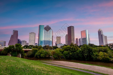 现代的美国得克萨斯州休顿市中心天线城景色日落时金融城市景观图片