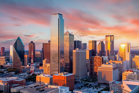 美国得克萨斯州日落时达拉斯市中心天线城景色地标摩天大楼塔背景图片