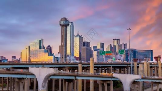 城市的摩天大楼地标美国得克萨斯州日落时达拉斯市中心天线城景色图片