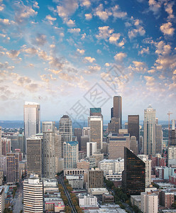 西雅图华盛顿美丽的城市天际线与高耸的摩天大楼美丽的城市天际线与高大的摩天楼在日落建造都会背景图片