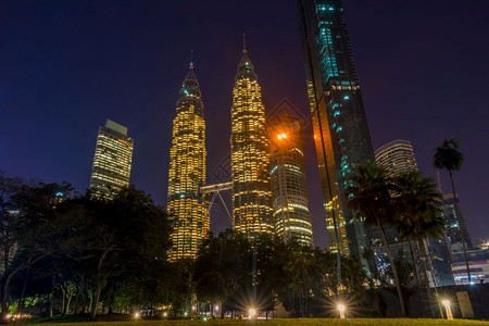 块状马来西亚吉隆坡夜间公园摩天大楼和双子塔在晚上吉隆坡中央建造图片