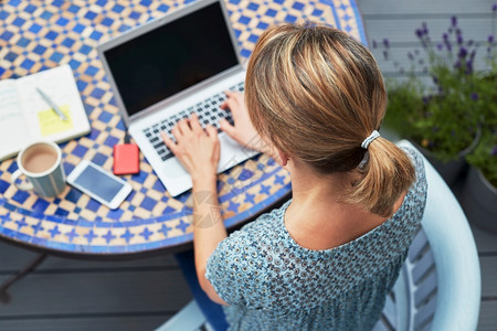 互联网曲线技术禁闭期间在花园用笔记本电脑外门在家工作的妇女头部中弹图片