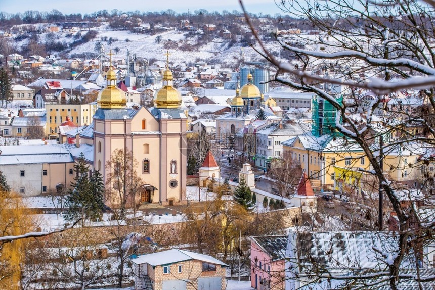 爬坡道旅行乌克兰特雷博夫利亚0162乌克兰捷尔诺波地区特雷博夫利亚镇的全景在阳光明媚的冬日乌克兰特雷博夫利亚镇目的地图片