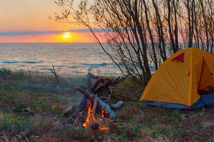 旅行日落时海边露营帐篷图片
