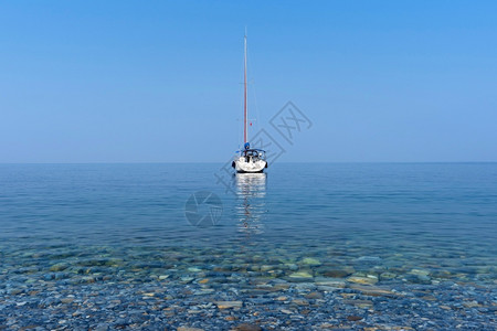 运动泻湖帆船蓝海上豪华游艇图片