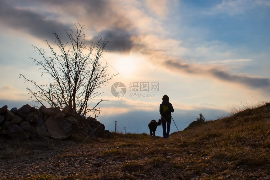 景观女孩与她的狗在山路上一次宗教朝圣游览路线图片