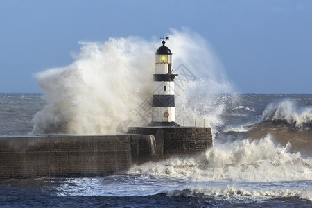 冲浪英格兰东北海岸的汉灯塔上坠落的波浪天气潮高清图片