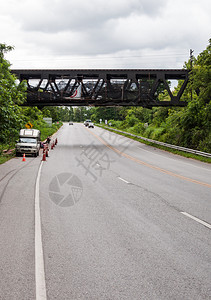 强的街道建造钢铁路桥维修时间低于保养横跨当地公路图片