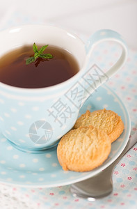 芳香送达有薄荷饼干的茶放在瓷杯和碟子里饮料图片