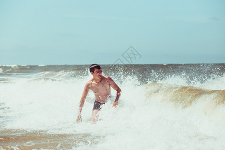 开支情感年轻的人在暑假期间享受海浪的盛大风在海上渡暑假时过图片