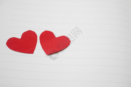 备忘录床单笔记红心被放在一本空书上用于在爱的概念和情人节设计图片