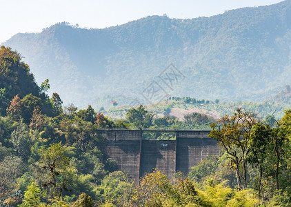 为了高的泰国农村山灌溉的旧水坝墙建造在泰国山区灌溉的旧大坝墙结构体图片