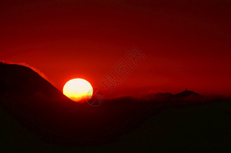 日出大太阳在岛上的烈红日落夏天射线图片