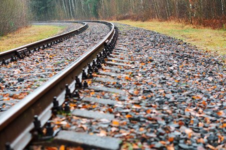 过境速度转动铁路轨道和枕木铁路轨道转弯和枕木图片