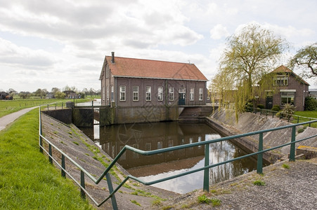 涡轮荷兰历史抽水站的供口和流处古老的圩田图片