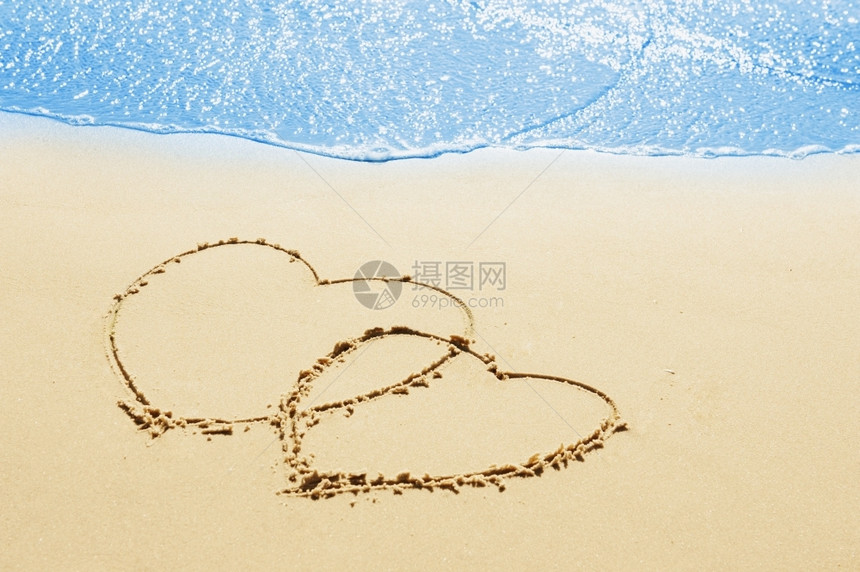 旅游沙海岸上的心爱情和浪漫概念黄色的图片