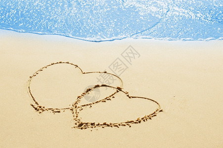 多拉爱梦旅游沙海岸上的心爱情和浪漫概念黄色的背景