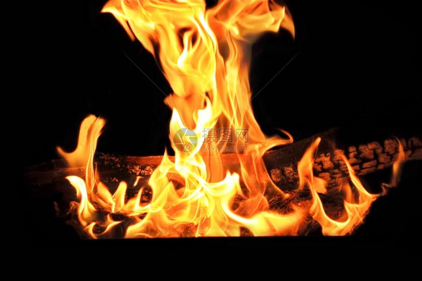 黑色背景上红火焰的图像Name壁炉魔鬼图片