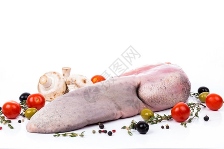 一顿饭猪肉种子未煮过的生舌头在白色背景上供应香料图片