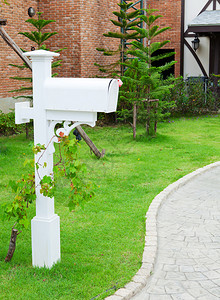 递送消息信封花园中的白色木制邮件箱图片