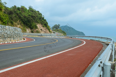 旅行水街道沿着热带海岸线的平面公路图片