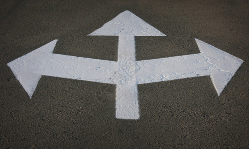 方向机会停坪沥青路面上的三条箭头符号图片