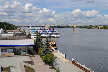旅游发动机俄罗斯雅拉夫尔的伏加河和站载有客轮船图片