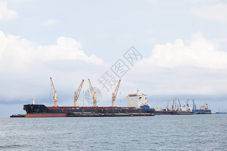 货物航运海上停泊等待运往港口的货船到港口工业的图片