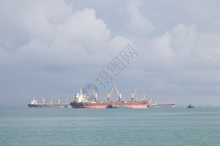 运输力量商业海上停泊等待运往港口的货船到港口图片
