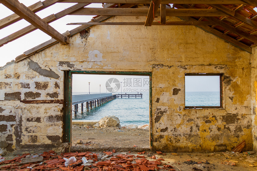 门木头帕福斯在塞浦路Argaka海滩旁的废弃房屋窗户旁通过码头查看图片