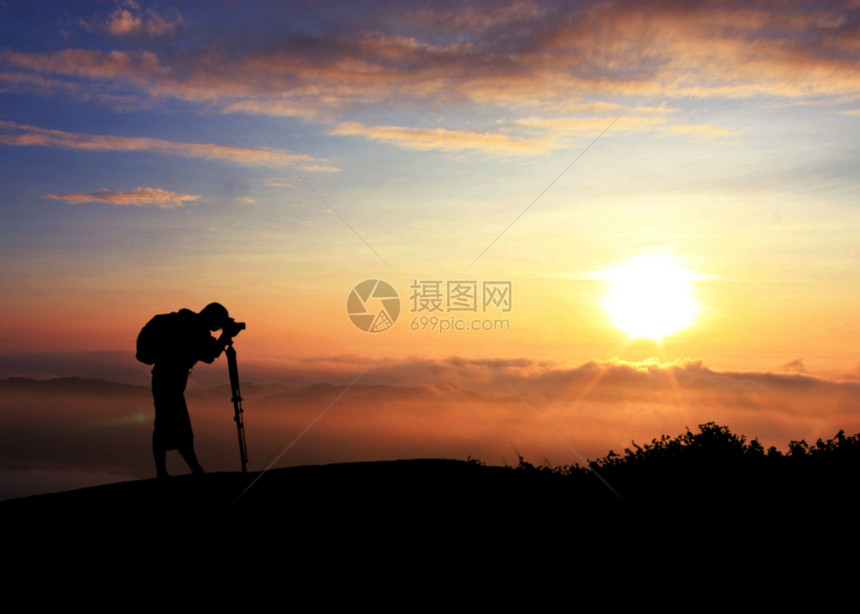 男人年轻子在户外拍摄风景照片时年轻的相机图片