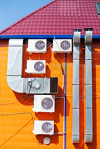 波德希瓦洛夫建造户外墙的通风管和一些空调机以及图片