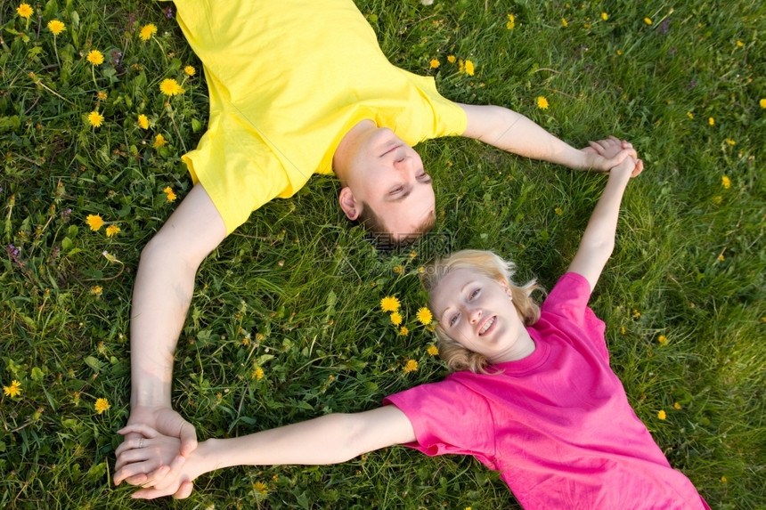 爱情侣在绿草上休息自然幸福快乐的图片