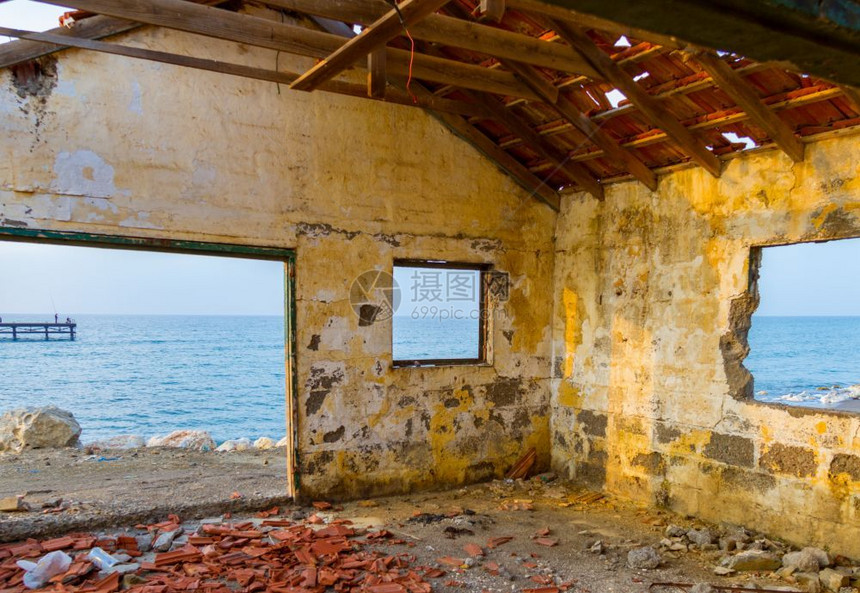 林尼外部透过塞浦路斯Argaka海滩旁的废弃房屋窗户锈图片