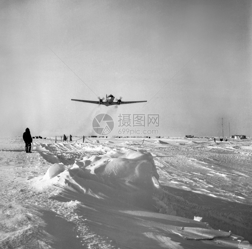 冬天极端照片LI2飞机从北极冰漂浮站机场起飞2张北极黑白相片2张北极黑白相片图片